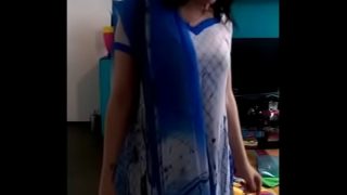 सलवार कमीज ट्राई करती गोरी मेम Video